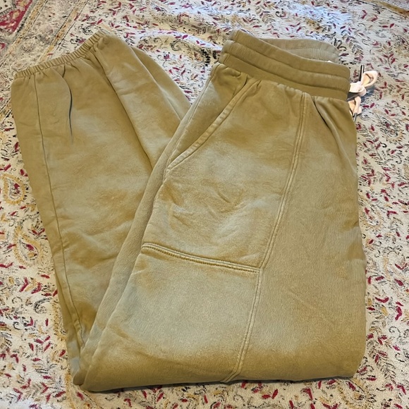 Back beat Co. green adventure jogger in pistachio - Picture 2 of 4